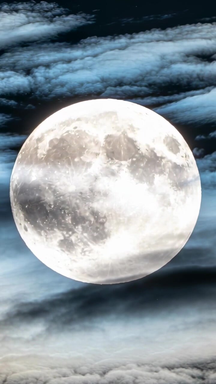 Vertikales Video: Treibende Wolkenschichten überqueren bei Nacht einen zentrierten Vollmond und verdunkeln die Oberfläche.