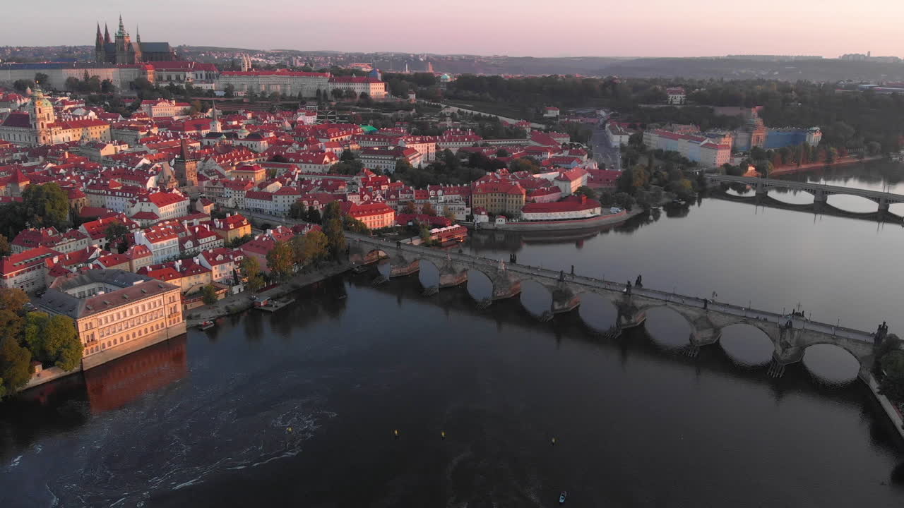 Vista aerea del fiume Moldava e del Castello di Praga all'alba, Praga, Repubblica Ceca