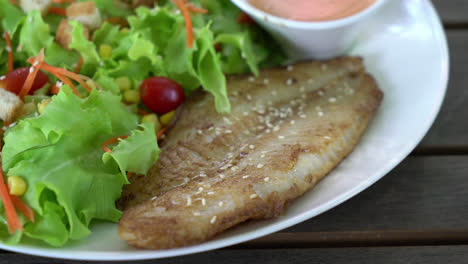 ensalada con filete de pescado frito