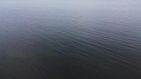 Plätscherndes-Wasser-Eines-Tiefblauen-Ozeans