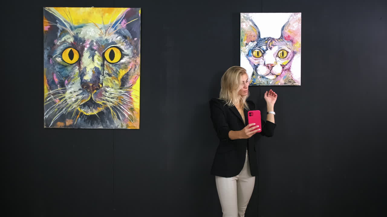 고양이 그림과 함께 미술관에서 셀피를 찍는 여자