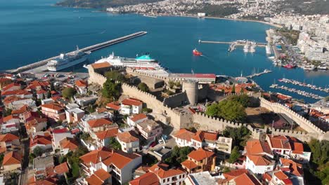 Aéreo-Dolly-Shot-Kavala-Grecia-Casco-Antiguo-Puerto-Revelar,-4k-Imágenes-De-Drones