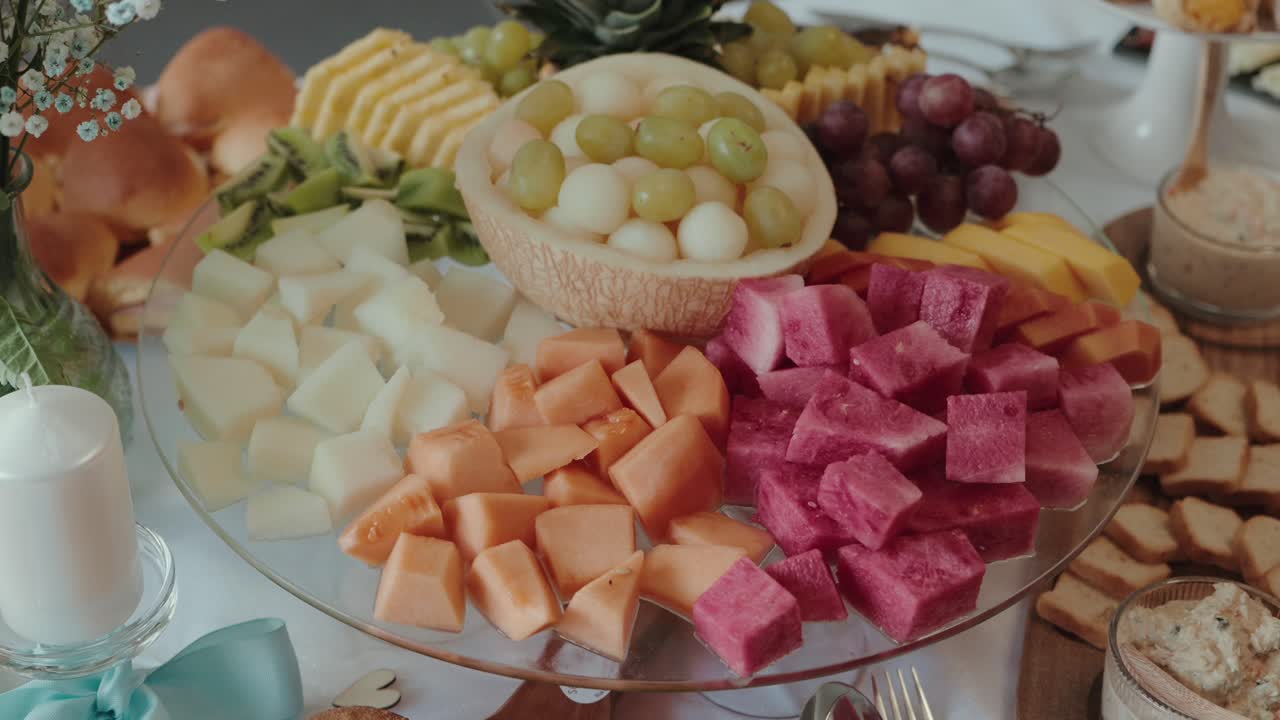 우아한 플래터에 담긴 다채로운 색상의 신선한 과일 모음