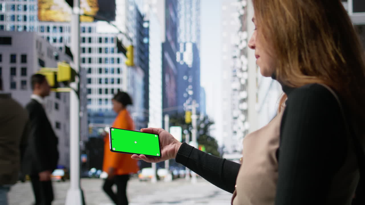 Mockup orizzontale su smartphone vicino a una folla multiculturale in movimento
