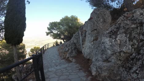 Castillo-De-Jaen,-Spanien-Jaens-Burg-Fliegende-Und-Bodenaufnahmen-Von-Dieser-Mittelalterlichen-Burg-Am-Nachmittag-Im-Sommer,-Es-Zeigt-Auch-Die-Stadt-Jaen,-Die-Mit-Einer-Drohne-Und-Einer-Action-kamera-Mit-4k-24fps-Unter-Verwendung-Von-Nd-filtern-Aufgenommen-Wurde-7