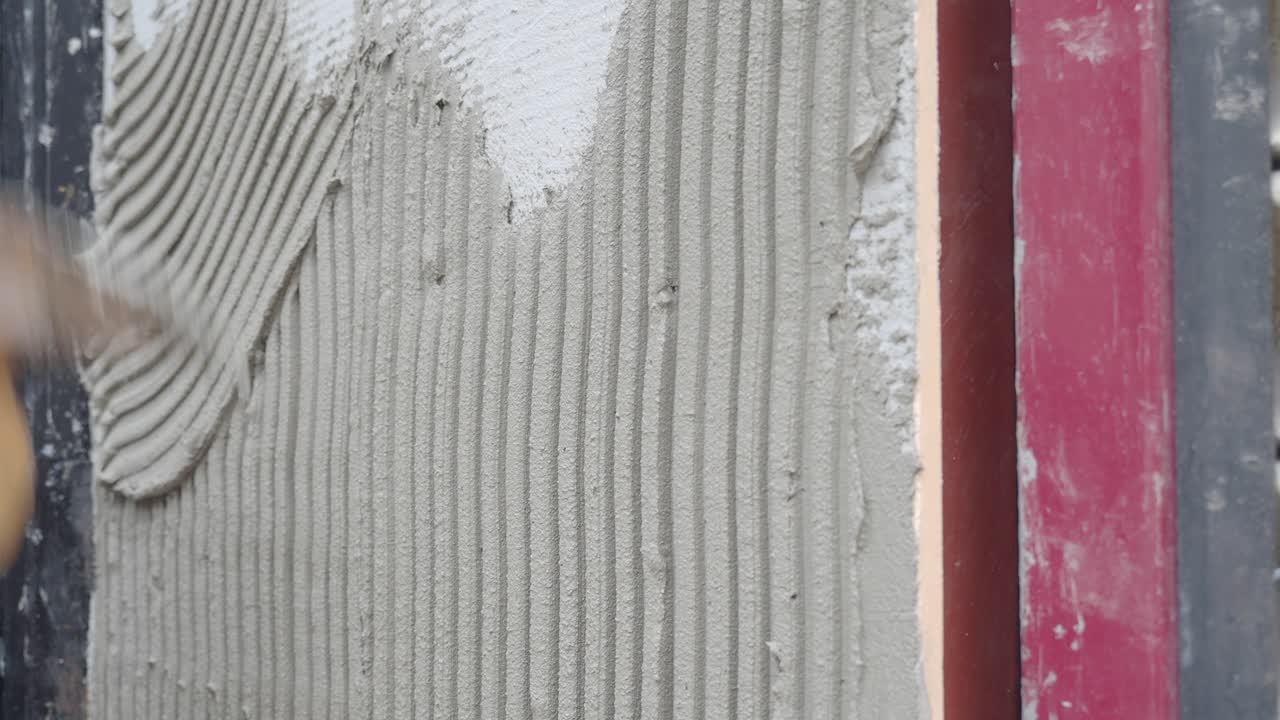 벽에 플래스터를 붙이는 것