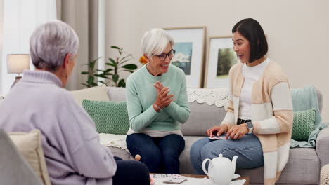 Ältere-Frauen,-Gruppe-Und-Karten-Zum-Feiern