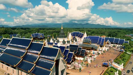 Imágenes-De-Drones-Aéreos-De-Naturaleza-Cinematográfica-De-4k-Del-Hermoso-Templo-De-Wat-Ban-Den-Junto-A-Chiang-Mai,-Tailandia,-En-Un-Día-Soleado