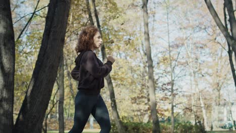 Mujer-Caucásica-De-Jengibre-Corriendo-En-El-Parque-En-Otoño