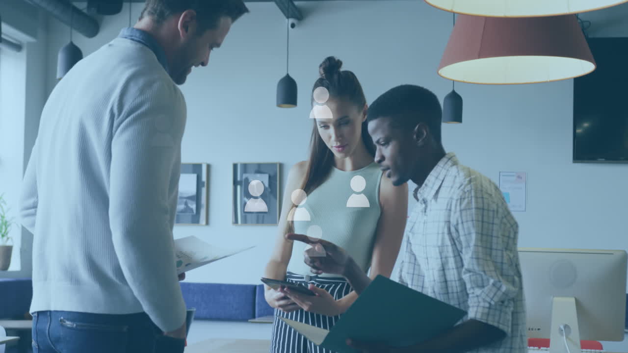 animación de iconos sobre diversas personas de negocios que usan tableta.