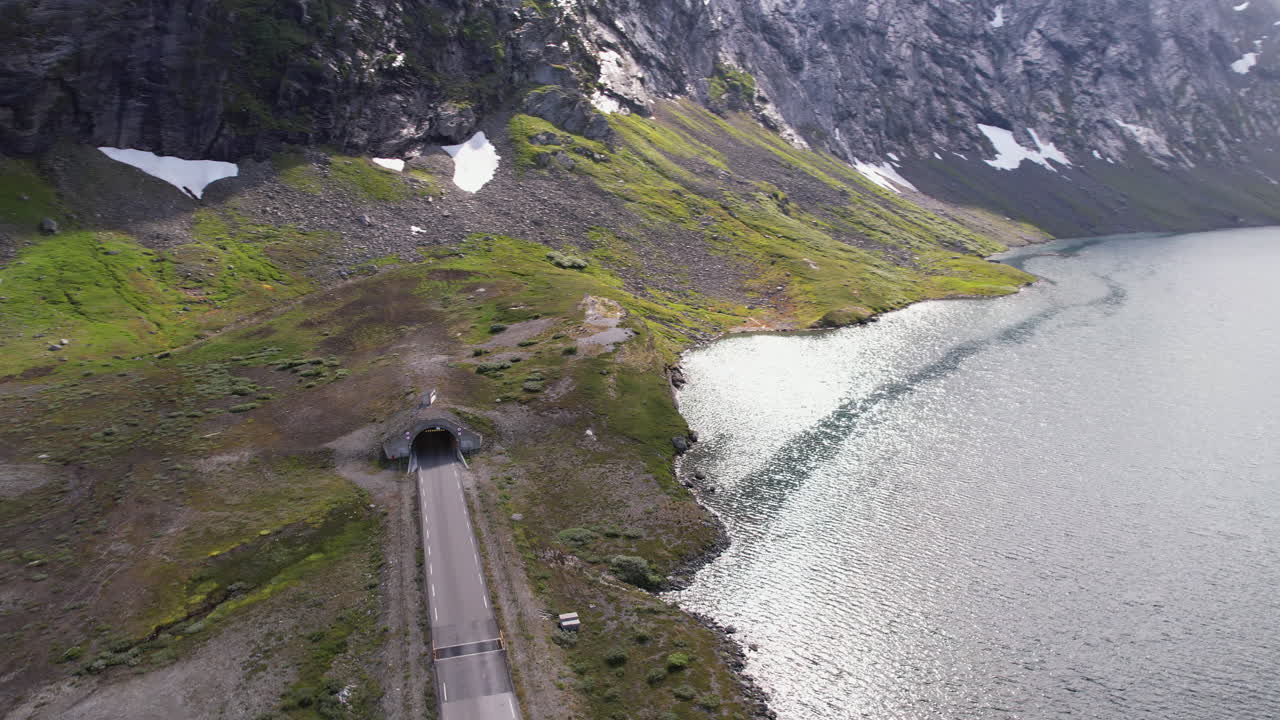 vista aérea del túnel de carretera junto al lago a través de la montaña hasta geirangerfjord en la región de geiranger en noruega