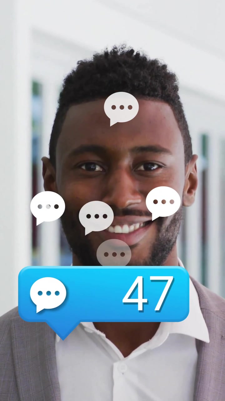 Uomo in ufficio che riceve più notifiche di chat e sorride all'animazione sullo schermo