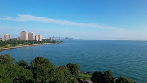 Casa-De-Campo-En-Una-Zona-Verde-Y-Exuberante-De-La-Ciudad-Junto-Al-Paseo-Marítimo-Y-Al-Drone-Del-Horizonte-Del-Centro-De-Chicago