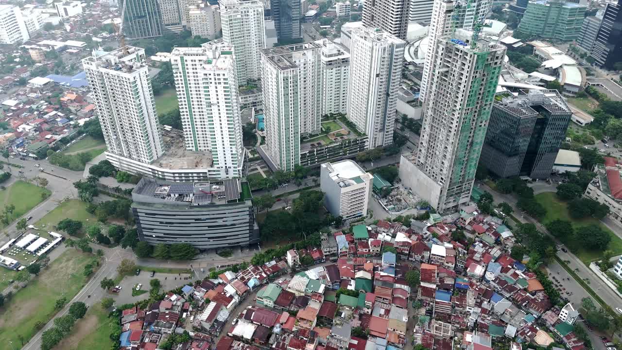 세부 시의 고층 건물, 더 작은 빈민가 지역 사회 위에 아 있습니다.