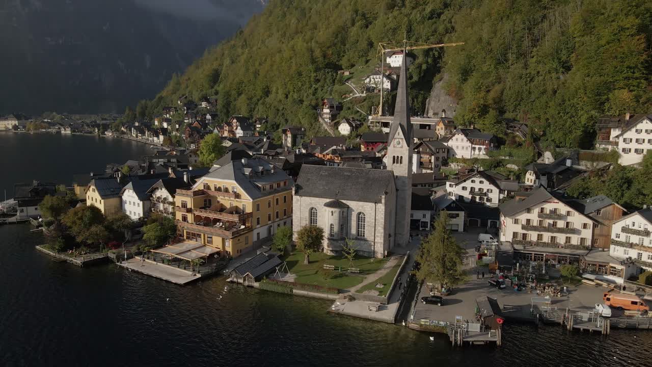 Luftfoto af den maleriske landsby Hallstatt og kirke ved Hallstatt-søen