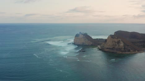 Sonnenuntergang-An-Der-Bucht-Des-Fischerdorfes-Gerupuk,-Lombok