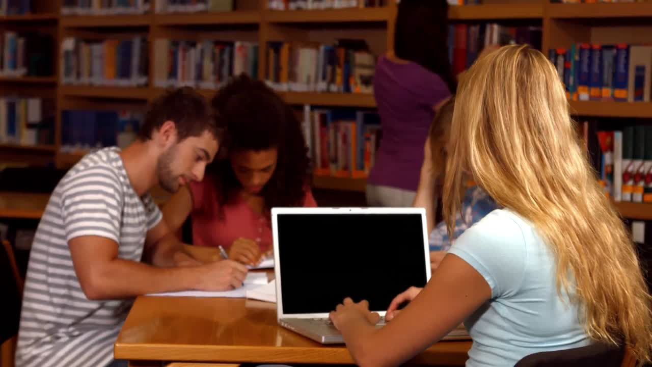 estudiantes trabajando juntos en la biblioteca