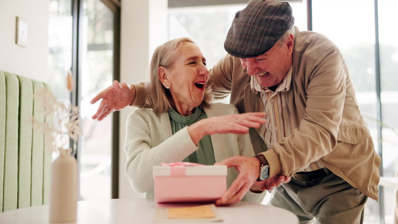 행복한 노인 커플이 축하하고 있습니다.