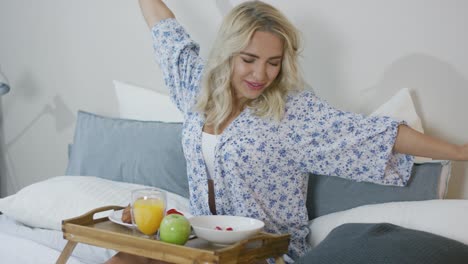 Lächelnde-Frau-Beim-Frühstück-Im-Bett-Breakfast