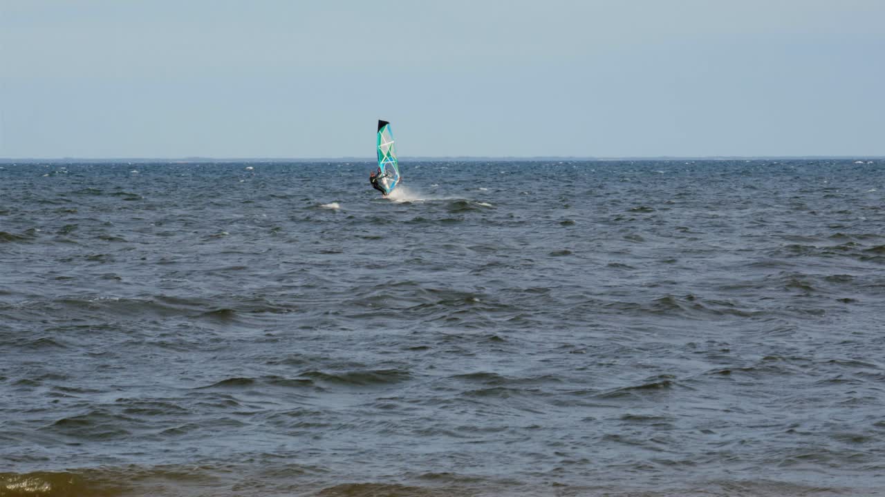 un windsurfista activo montando las olas del océano en polonia