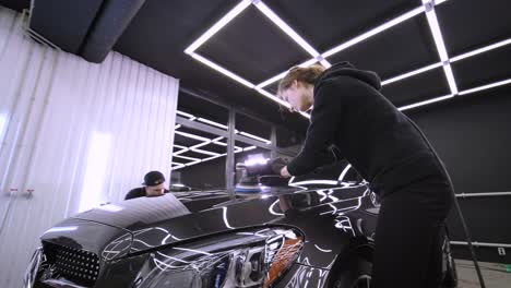 detallado profesional de automóviles utilizando maquinaria y pulidores para la restauración de pintura.