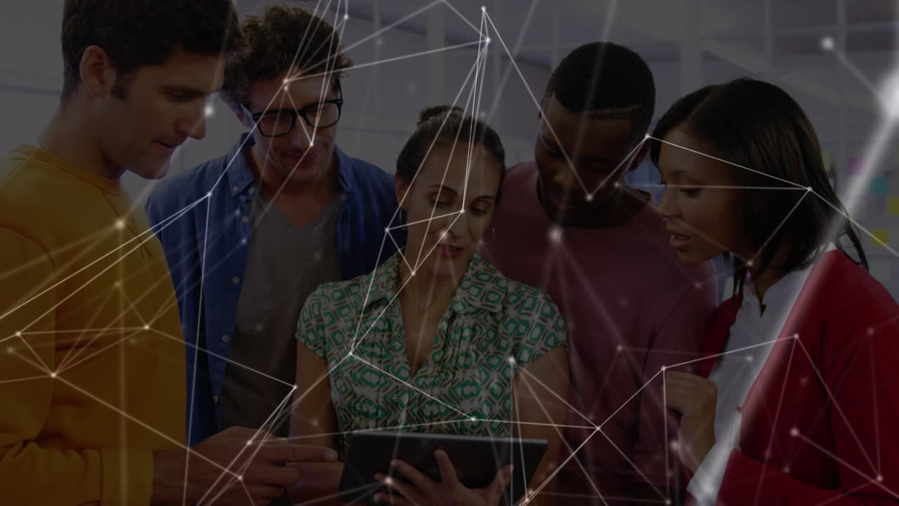 animación de la red de conexiones entre diversos compañeros de trabajo masculinos y femeninos en la oficina
