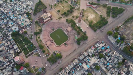 una toma aérea de jama masjid y chota imambada, con la bulliciosa ciudad de lucknow capturada en la distancia.