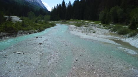 Vista-Aérea-Desde-Un-Vuelo-De-Drones-Sobre-El-Salvaje-Río-Leutascher-Ache,-Ubicado-En-El-Valle-De-Gais-En-Austria