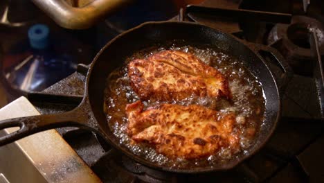 pollo frito al estilo sureño cocinando en la cocina de un restaurante comercial