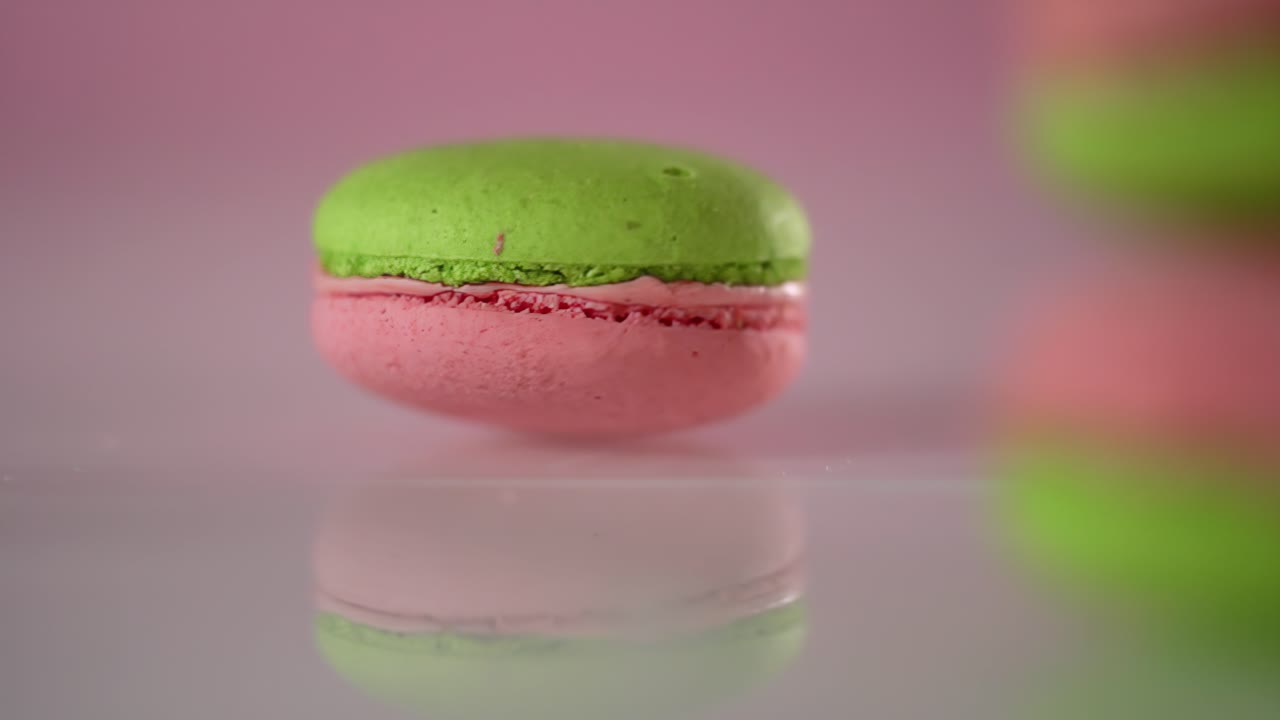 un delicioso macarrón de pistacho y fresa girando a cámara lenta