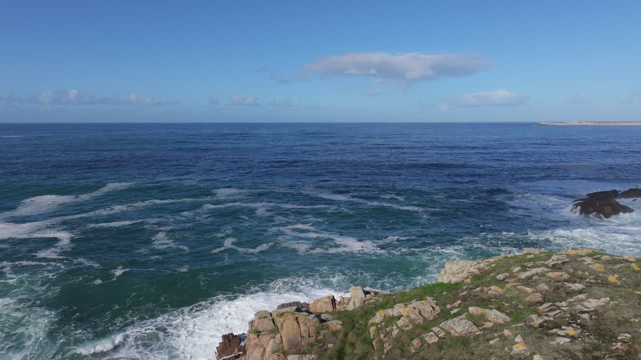 Onde che si infrangono sulla costa rocciosa vicino alla spiaggia naturale di Praia De Salsa ad Arteixo, A Coruña, Spagna. Scatto aereo