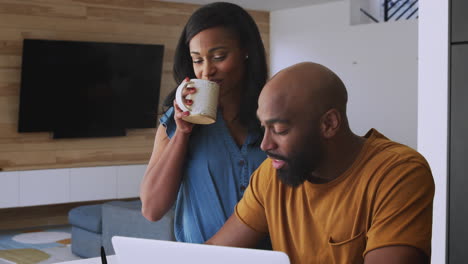 Afroamerikanisches-Paar-Benutzt-Laptop,-Um-Zu-Hause-Seine-Finanzen-Zu-überprüfen