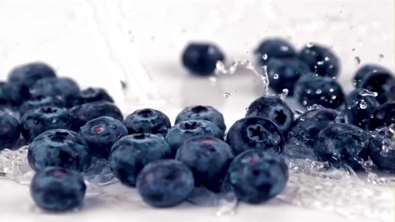 Arándanos frescos lavándose con agua