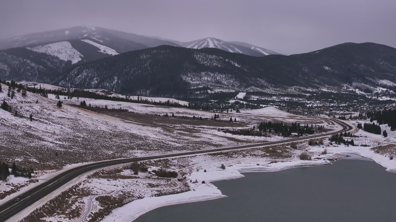 lago dillon keystone cumbre cala autopista colorado aéreo cinematográfico dron nublado nevado mañana de invierno vista frisco breckenridge silverthorne diez millas de rango pacífico tranquilo hielo congelado hacia adelante revelar