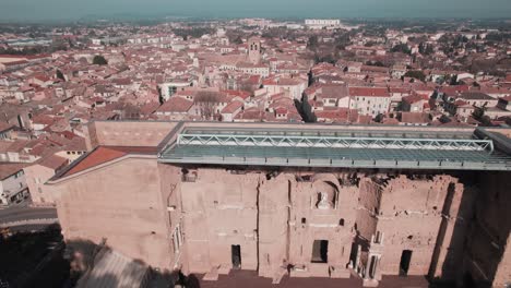 Luftaufnahme-Des-Orangefarbenen-Römischen-Theaters-Und-Der-Stadtlandschaft-Von-Vaucluse,-Frankreich