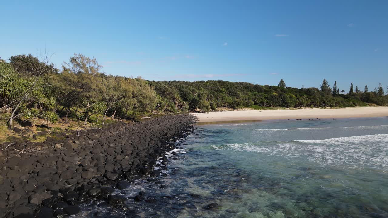vista reveladora de un popular lugar de playa de vacaciones aislado cerca de una pared marina de roca formada naturalmente