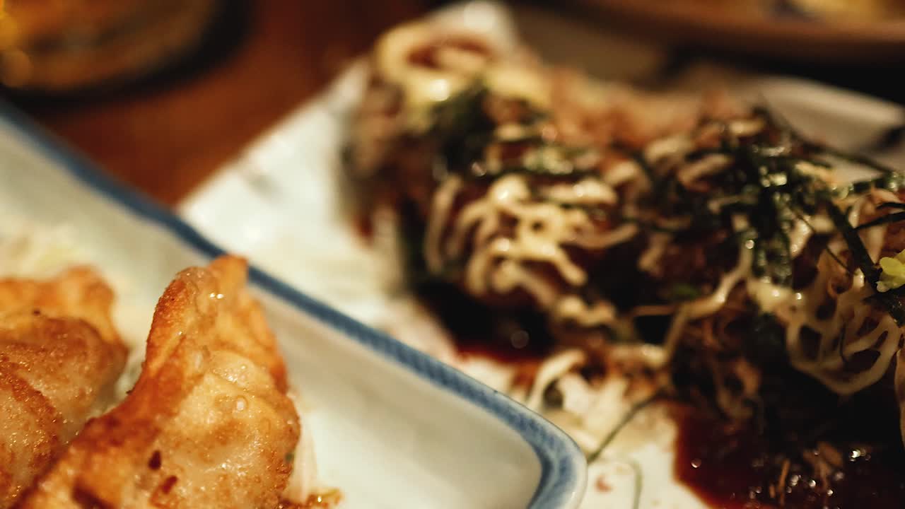 se sirven deliciosos platos de gyoza y yakisoba