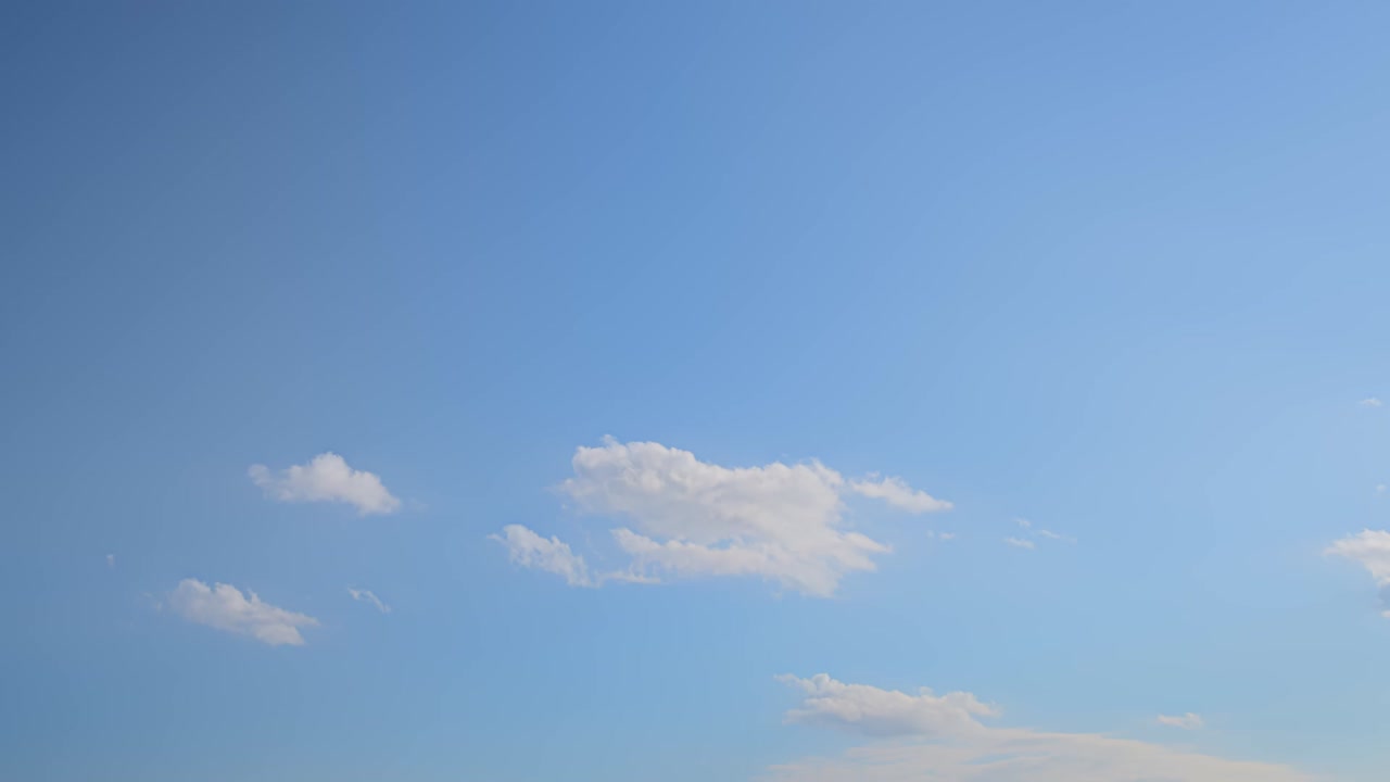 화창한 날 타임랩스에 푸른 하늘이 있는 하얀 푹신한 구름