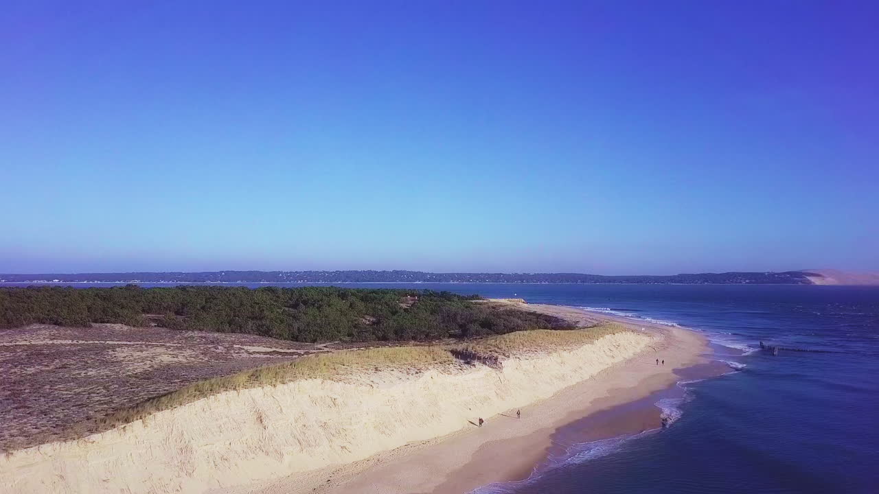 toma aérea de pedestal derecho desde cap ferret a través del mar hasta la duna de pyla, sur de francia