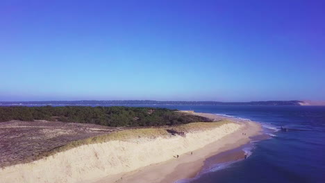 Toma-Aérea-De-Pedestal-Derecho-Desde-Cap-Ferret-A-Través-Del-Mar-Hasta-La-Duna-De-Pyla,-Sur-De-Francia