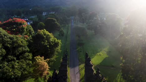 Strahlender-Sonnenschein-über-Dem-Luxusresort-Und-Den-Toren-Von-Handara,-Rückblick-Aus-Der-Luft