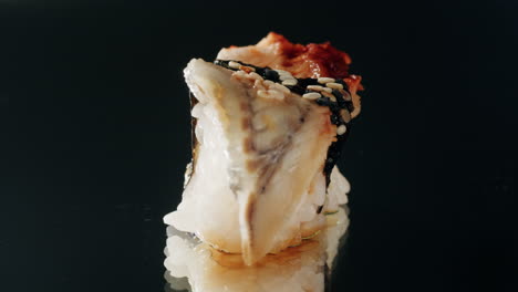 sushi de anguila, sashimi nigiri, restaurante de sushi japonés, atún fresco y rebanadas de salmón en un café moderno, comida tradicional, plato de pescado rojo crudo, omega 3.