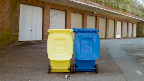 basura cayendo y derramándose sobre botes de basura - cámara lenta