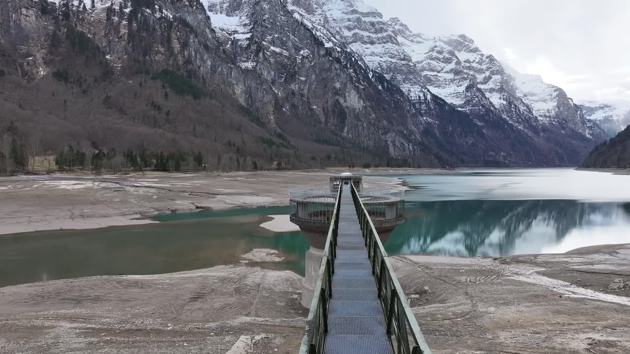 la presa de klöntalersee con el reflejo de vorderglärnisch, suiza - desde el aire