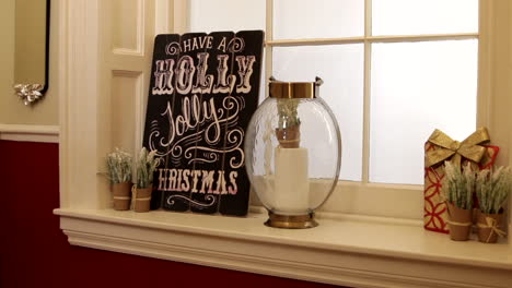 decoraciones de navidad en un alféizar de la ventana