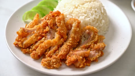arroz con pollo hainanés con pollo frito o arroz con sopa de pollo al vapor con pollo frito - estilo de comida asiática