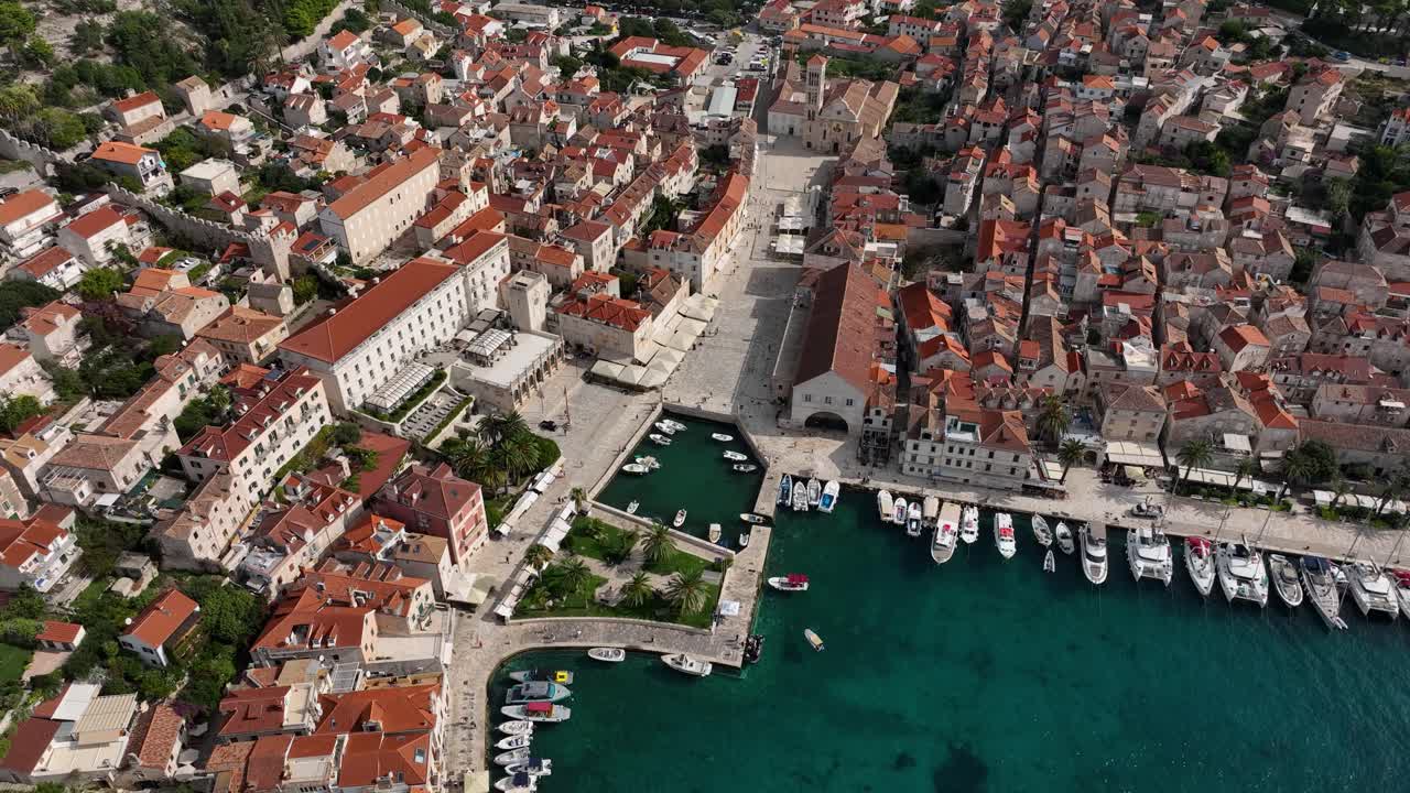 Panoramica a sinistra del magnifico porto sull'isola di Hvar nella Contea di Spalato-Dalmata, Croazia