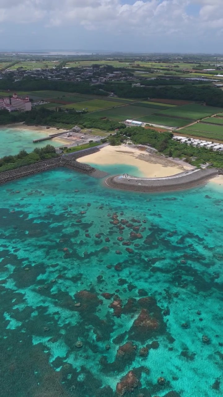 Vista aerea di Waiwai Beach, Shigira Bay, campi coltivati e Castello di Marksburg sull'isola di Miyako, Okinawa, Giappone
