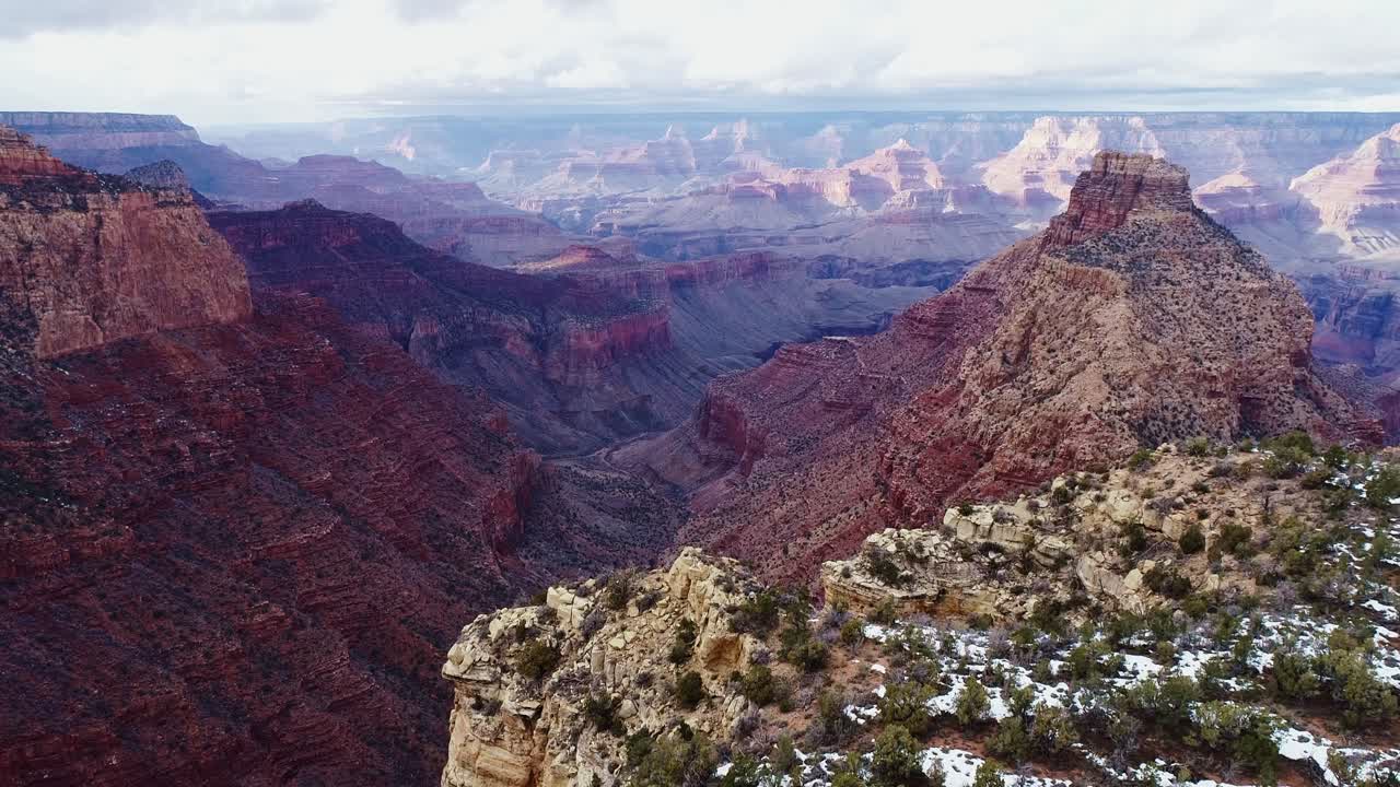 огромность национального парка гранд-каньон, сша, 4к, дрон поднимается, летит назад,