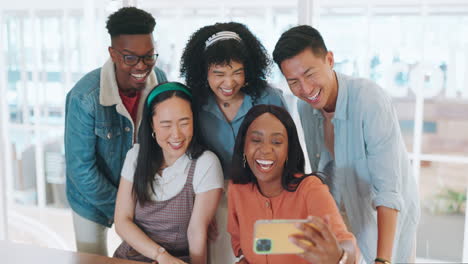 sonrisa, amigos y selfies con gente de negocios